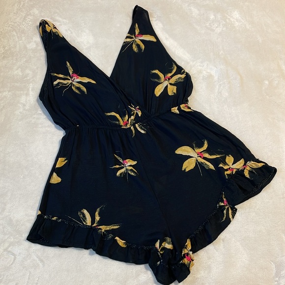 Free People FP Intimately Black Floral Surplice Ruffle Shorts Romper Small - Picture 2 of 9